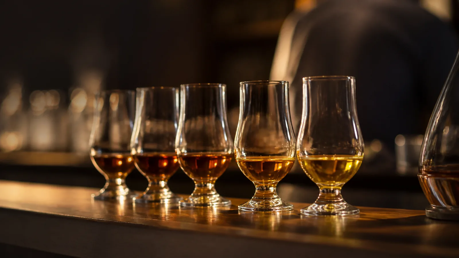 Différentes robes de whisky à la lumière